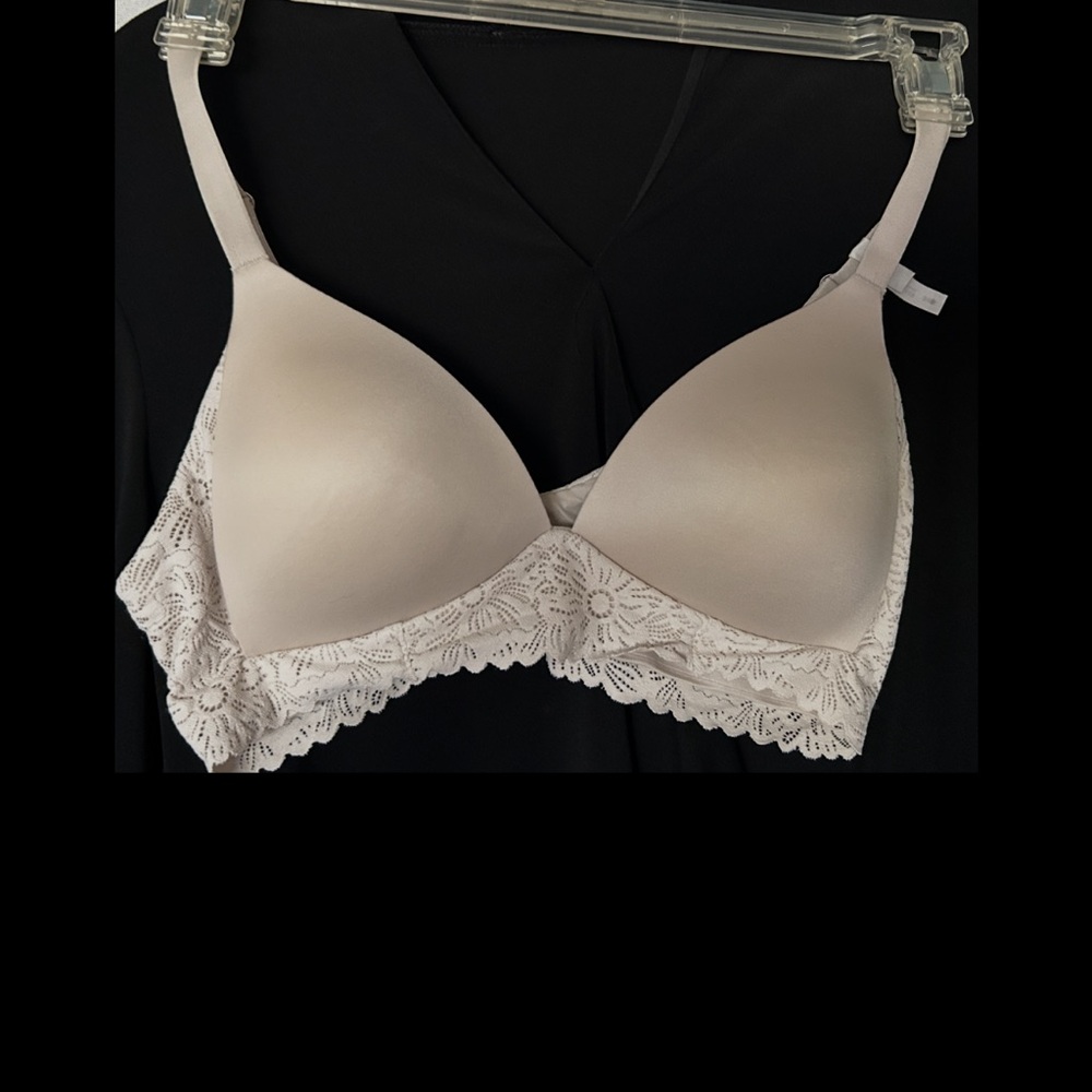 Lace bra beautiful trim by Aerie Cream color 34b